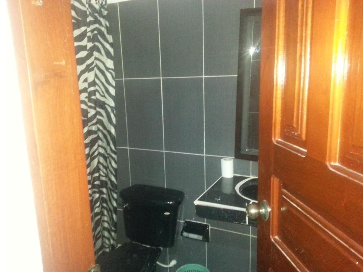 Hostal Selvatrip 莱蒂西亚 外观 照片